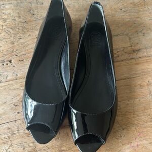 Tory Burch Patent Leather Open Toe Flats Size 8.5 – EUC